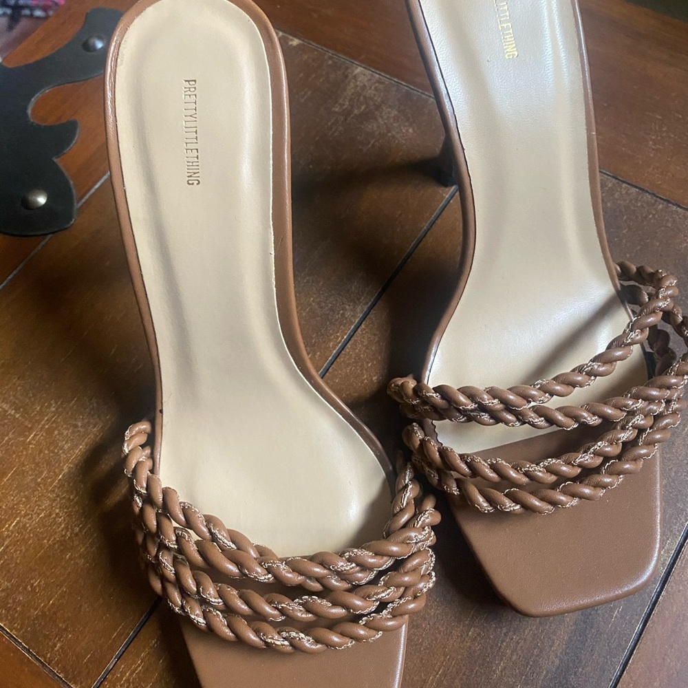 Size 7 heels - Picture 2 of 2